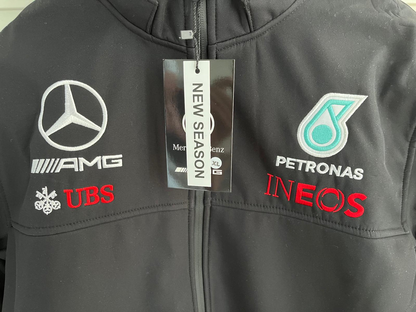 **Mercedes AMG Petronas Formula 1 Men's Soft Shell Jacket – Windproof with Detachable Hood – New** (Kopie)