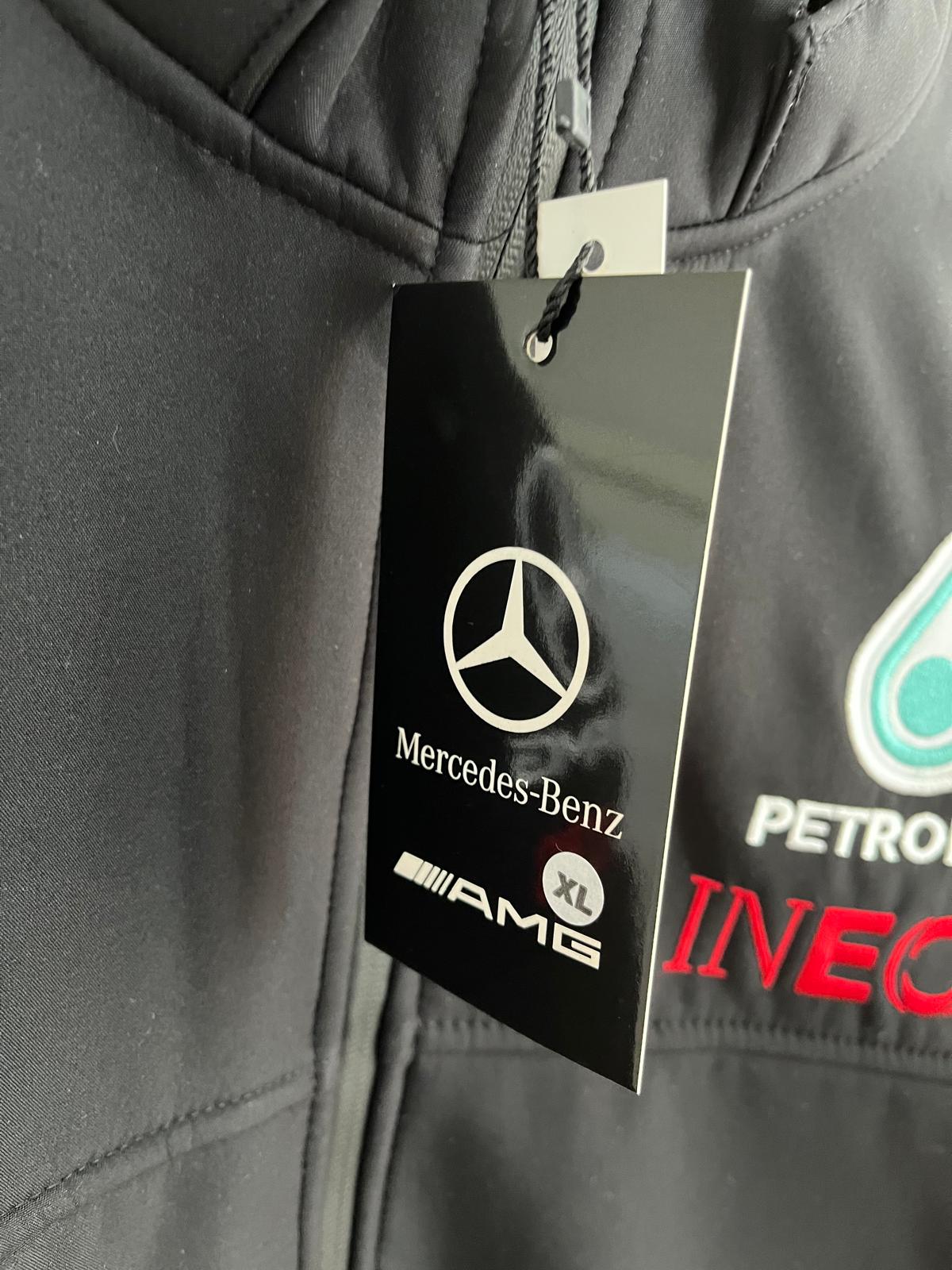 **Mercedes AMG Petronas Formula 1 Men's Soft Shell Jacket – Windproof with Detachable Hood – New** (Kopie)