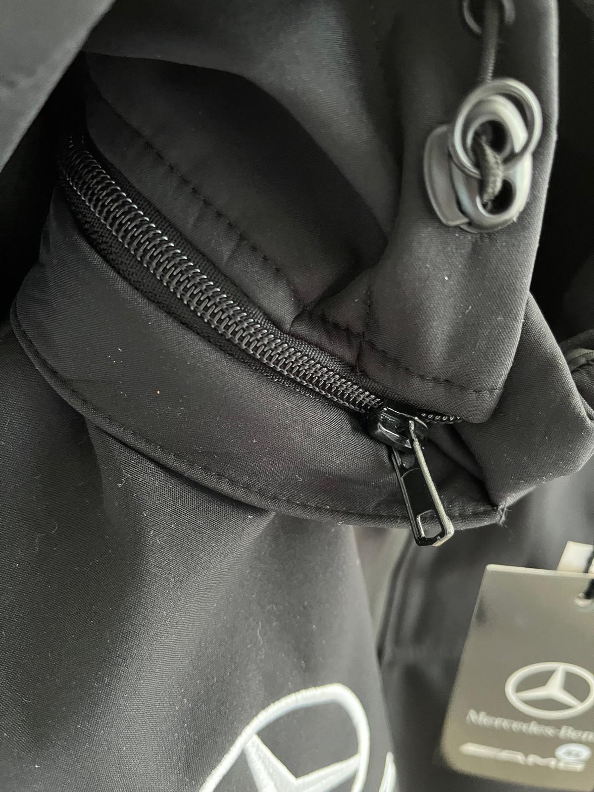 **Mercedes AMG Petronas Formula 1 Men's Soft Shell Jacket – Windproof with Detachable Hood – New** (Kopie)