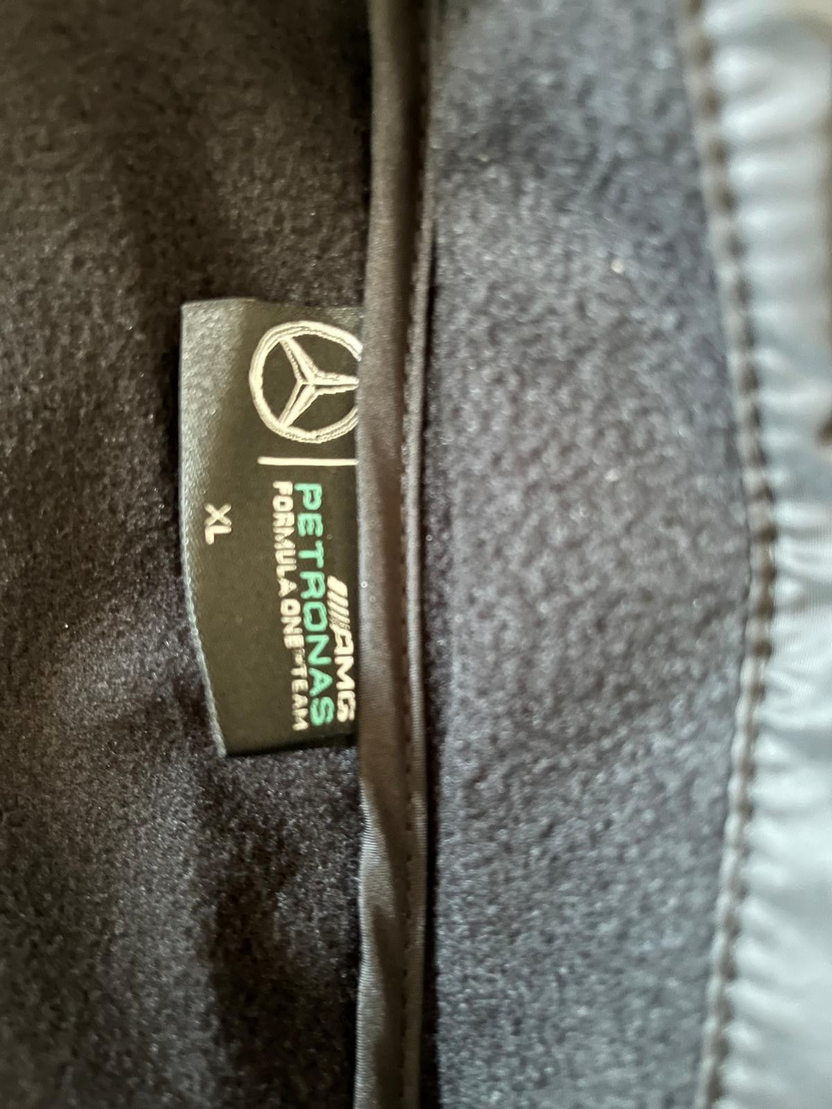 **Mercedes AMG Petronas Formula 1 Men's Soft Shell Jacket – Windproof with Detachable Hood – New** (Kopie)