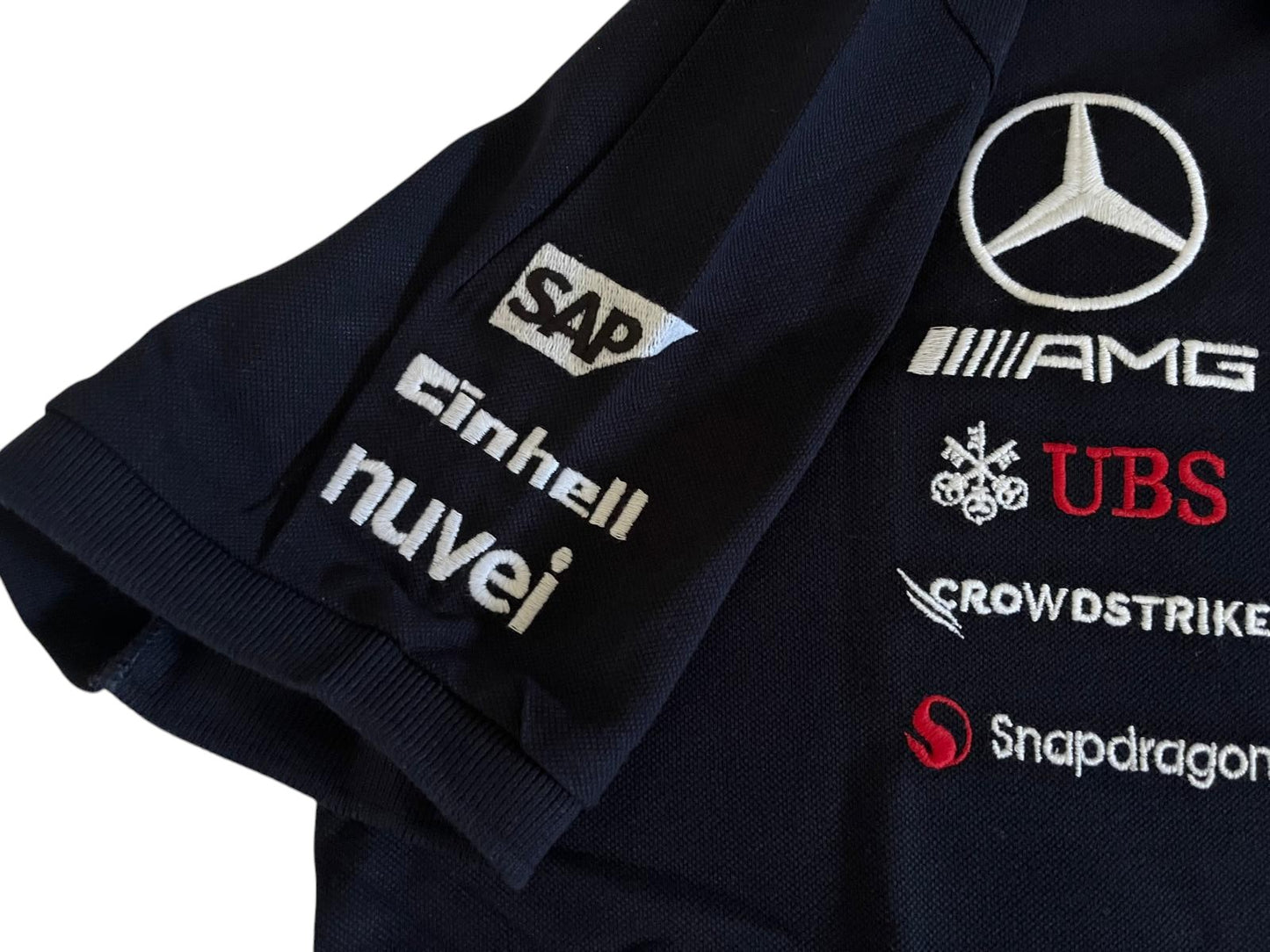 Mercedes AMG Petronas F1 Poloshirt in Schwarz mit gestickten Logos