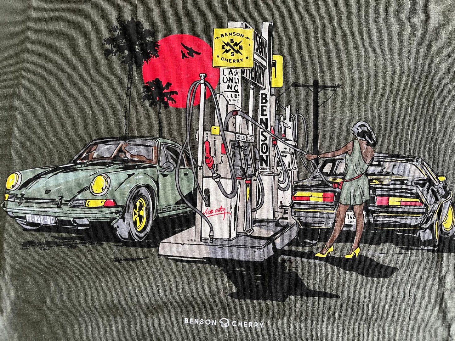 Benson & Cherry Motiv Porsche Tankstelle T-Shirt – Braun - Größe 4XL