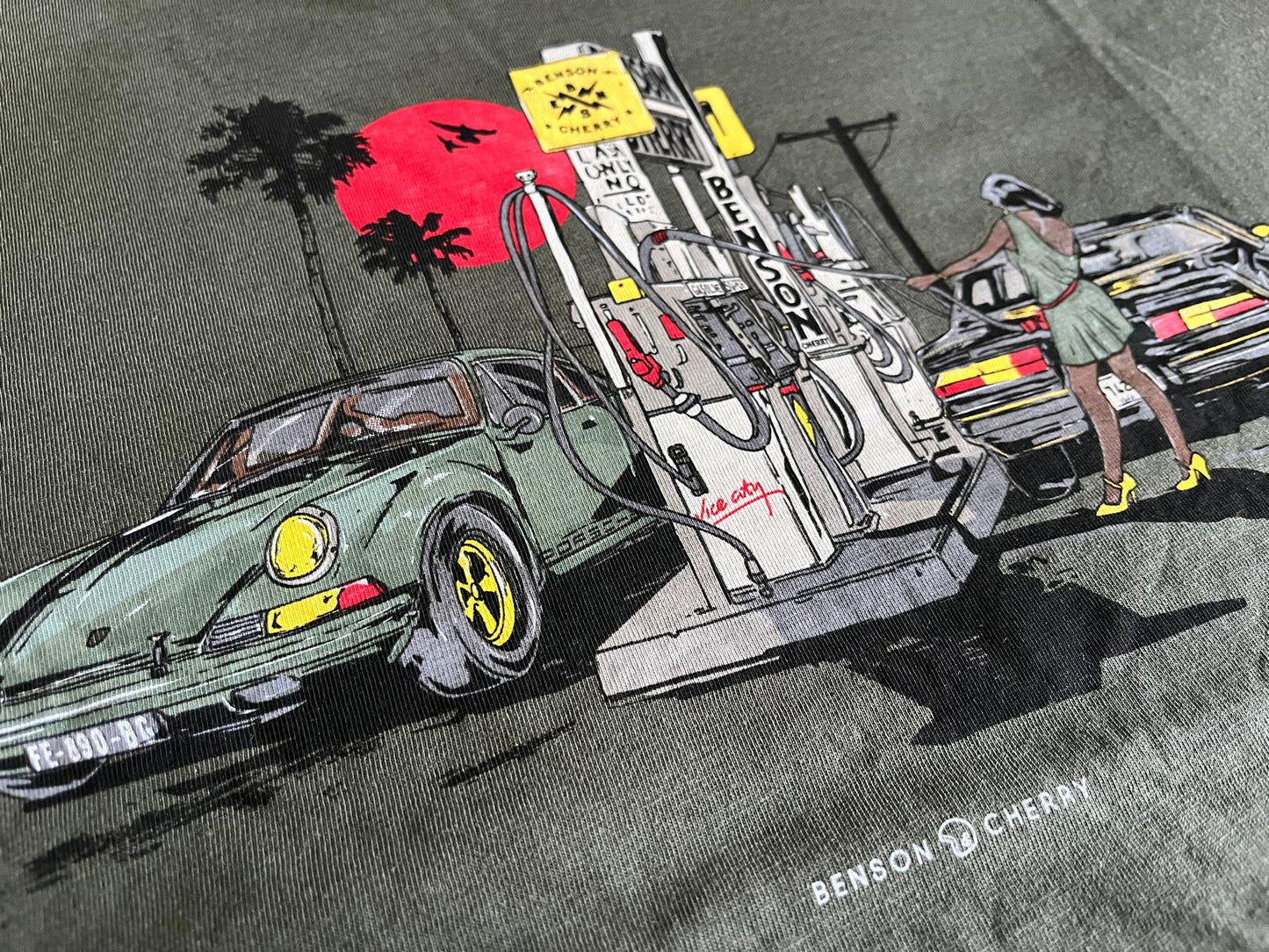 Benson & Cherry Motiv Porsche Tankstelle T-Shirt – Braun - Größe 4XL